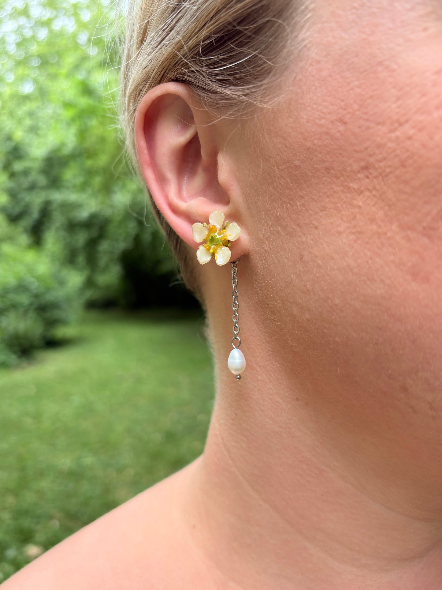 Weiße Blüte Perlen Ohrringe