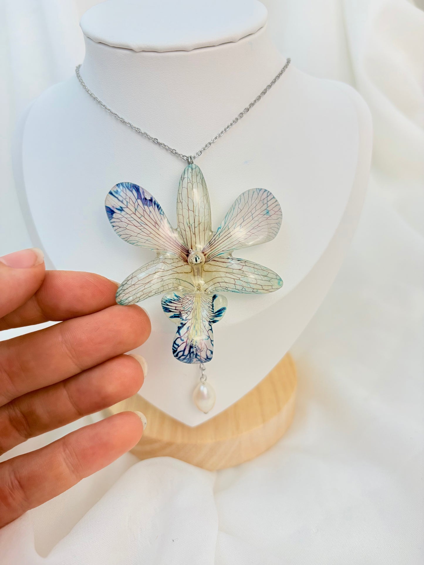 Orchideen Kette Weiß Blau mit Perle