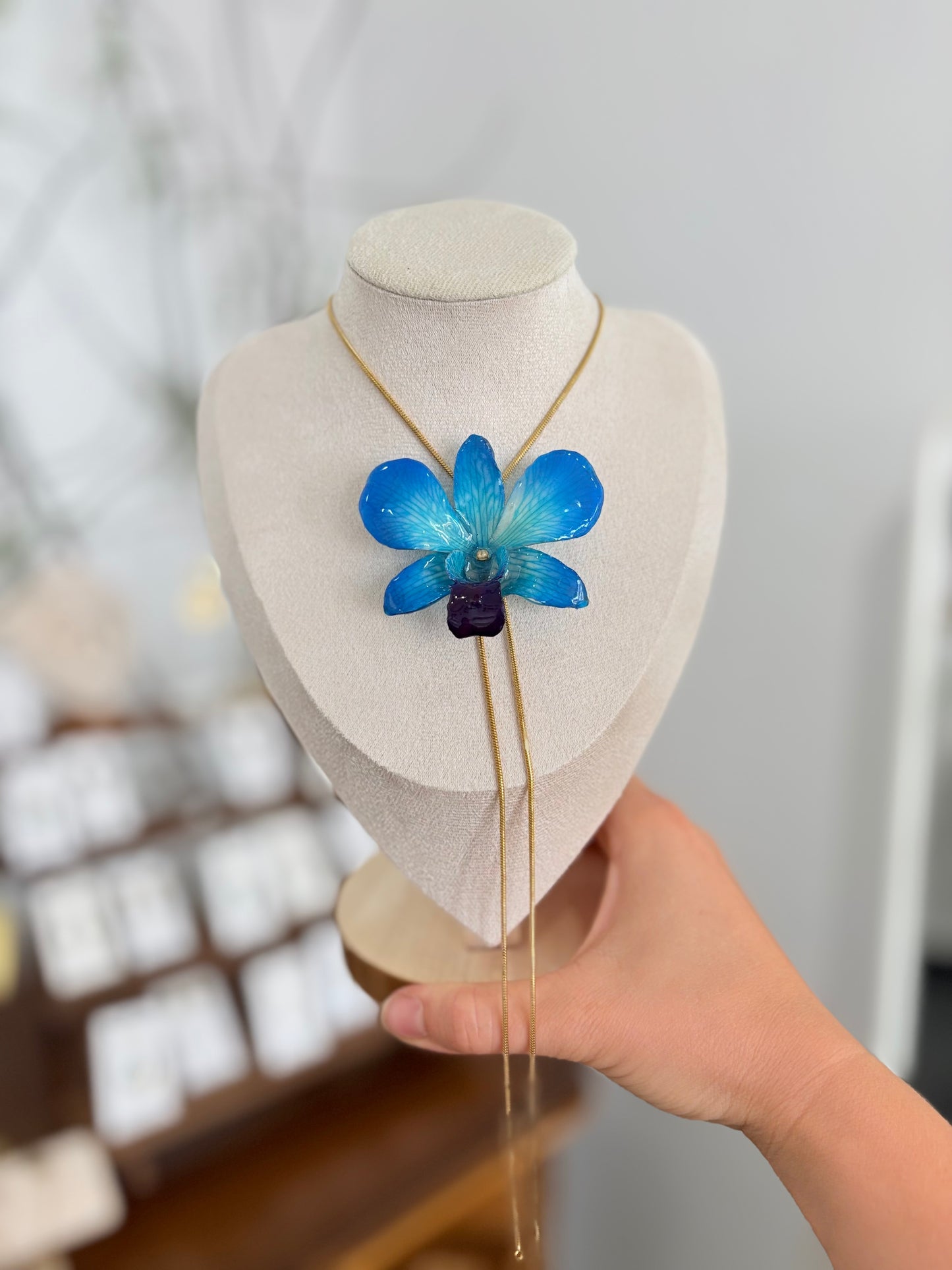 Louisa’s Kette (Blaue Orchidee)
