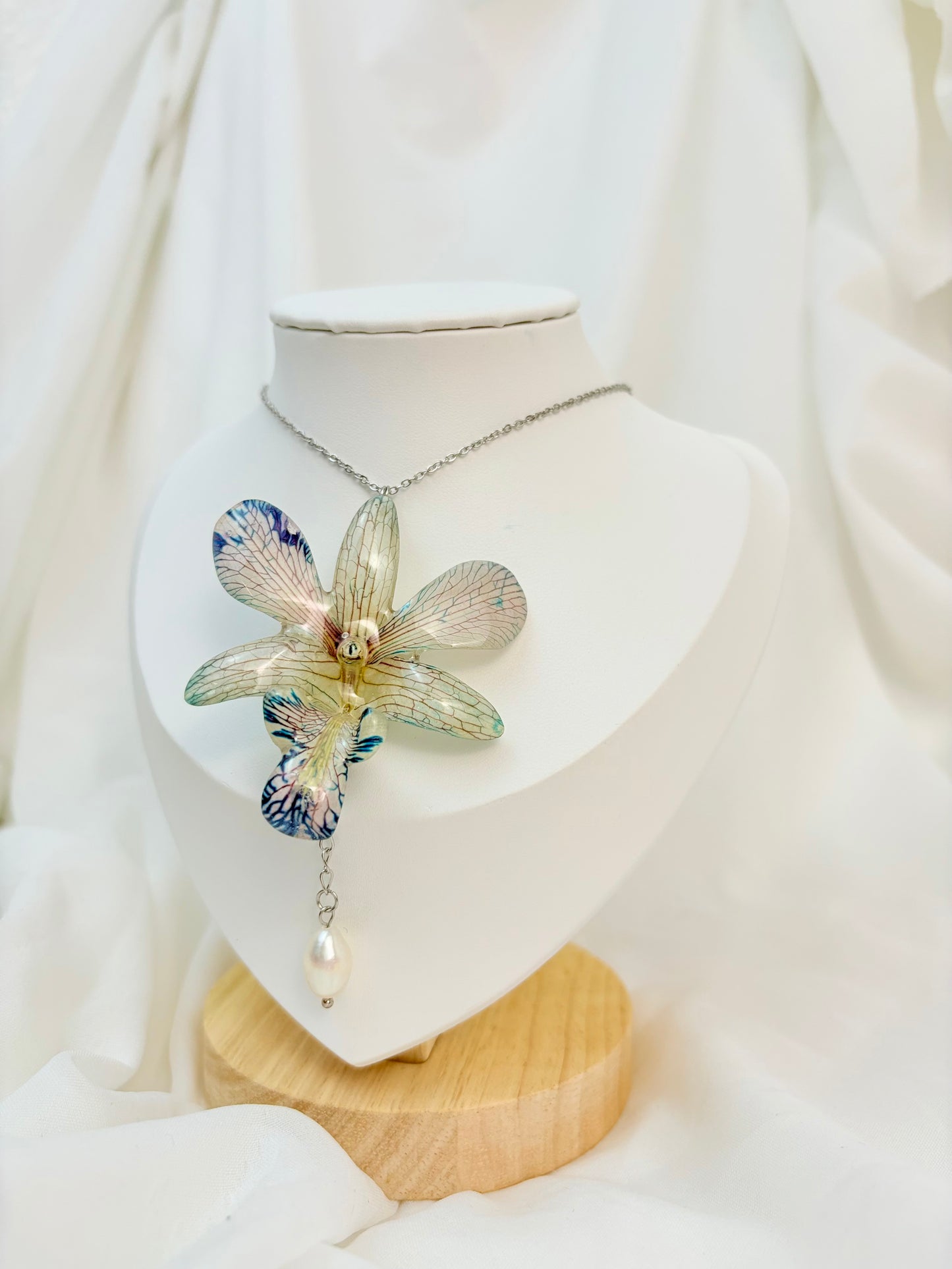 Orchideen Kette Weiß Blau mit Perle