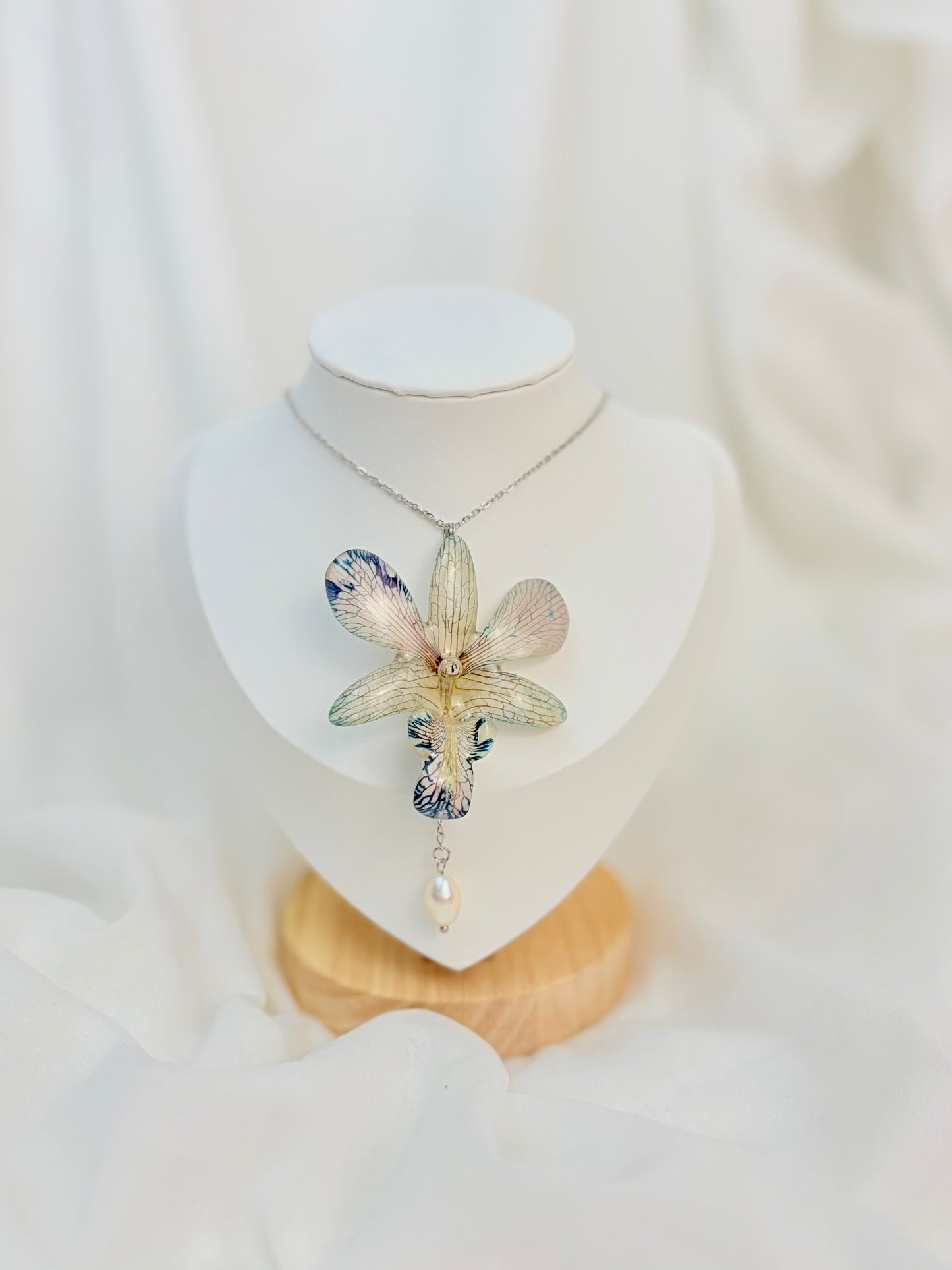 Orchideen Kette Weiß Blau mit Perle