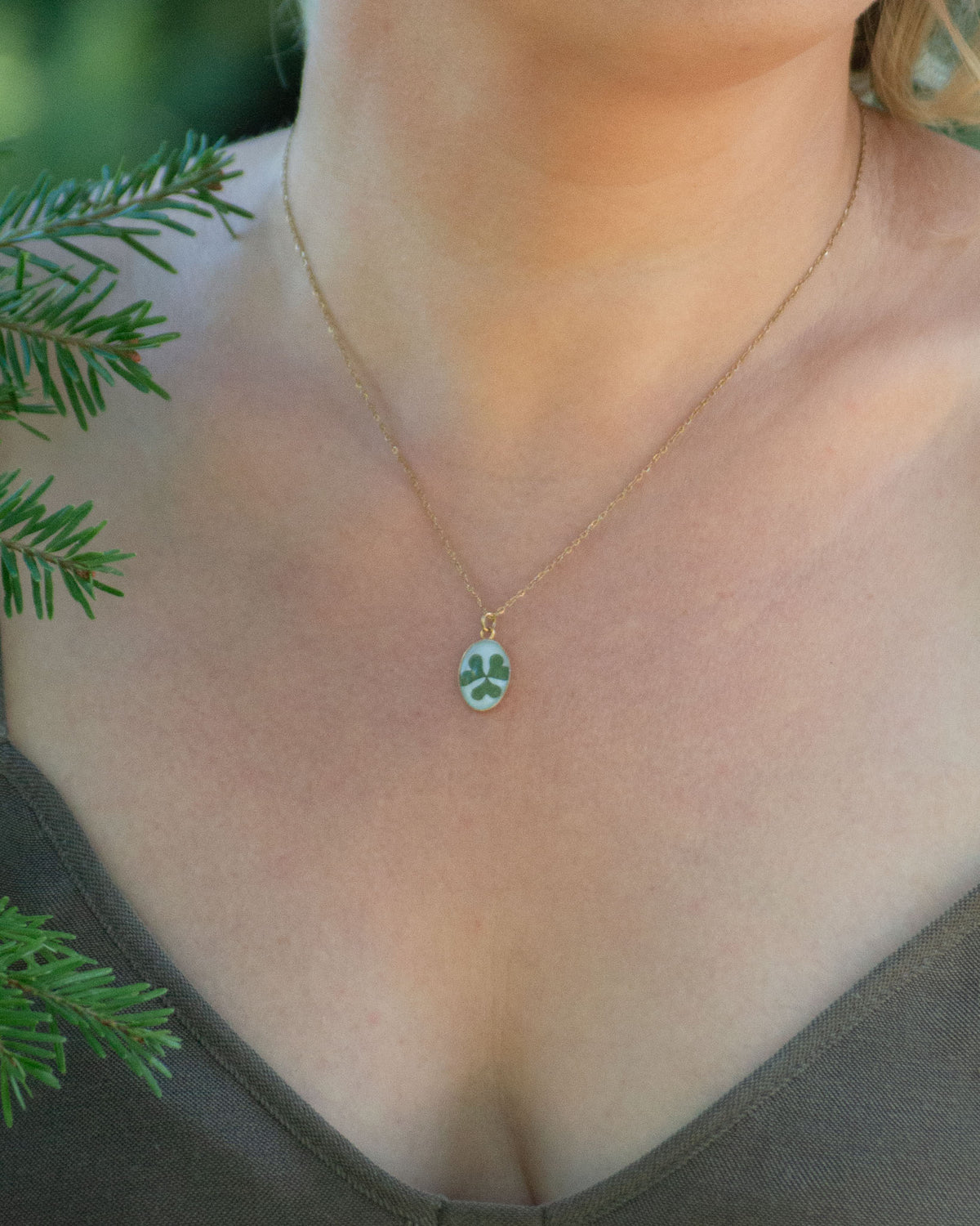 Clover white necklace