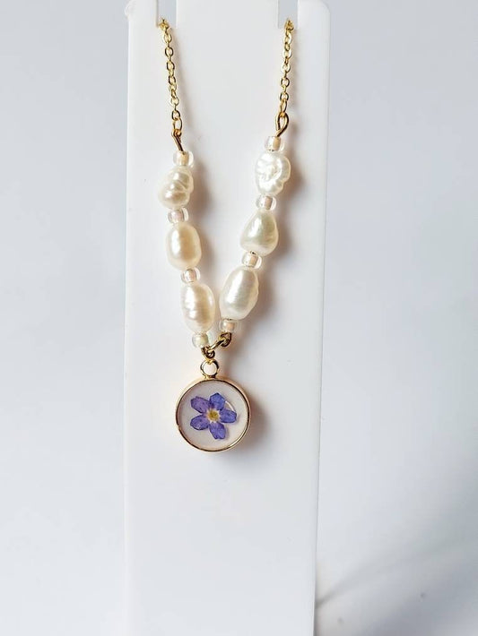 Flower and Pearls Necklace